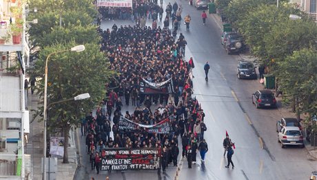 Θεσσαλονίκη ΤΩΡΑ: Χιλιάδες διαδήλωσαν στη μνήμη του Αλέξη Γρηγορόπουλου (ΦΩΤΟ)