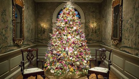 Άνθρωποι στολίζουν τα Χριστουγεννιάτικα τους δέντρα με λουλούδια!  (photos)