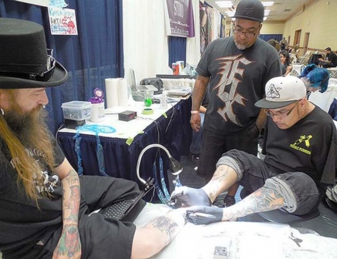 Ένας tattoo artist χωρίς χέρια