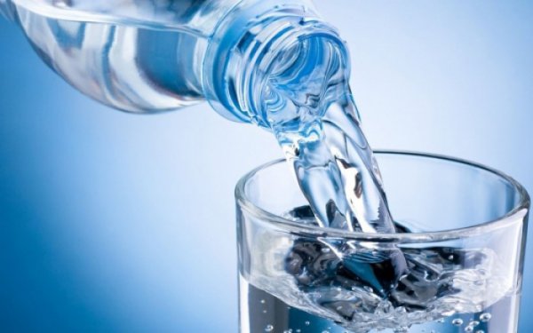 Αλκαλικό νερό: Η νέα εμμονή των διασήμων – Πώς θα το φτιάξετε