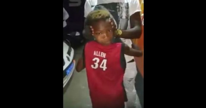 ΣΟΚΑΡΙΣΤΙΚΟ: Παιδάκι 10 ετών γυρίζει το κεφάλι του ανάποδα 180 μοίρες! (video)