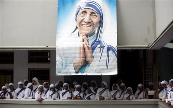 Ανακηρύσσεται αγία η Μητέρα Τερέζα- Ο Πάπας της αναγνώρισε και «δεύτερο θαύμα»