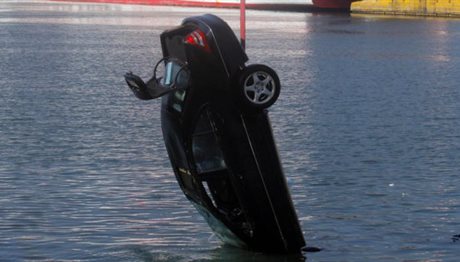 Έπεσε με το αυτοκίνητο στη θάλασσα, αλλά βγήκε σώος!