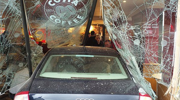 Ένας νεκρός και πέντε τραυματίες έπειτα από «εισβολή» αυτοκινήτου σε καφετέρια στη Βρετανία