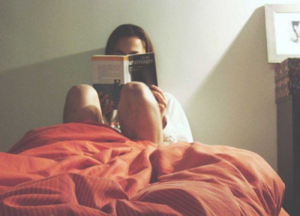 Γιατί είναι πάρα πολύ καλό να διαβάζεις πριν κοιμηθείς