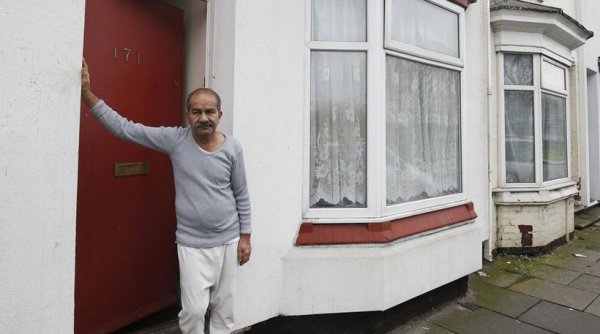 Βάφουν κόκκινες τις πόρτες των σπιτιών όπου μένουν πρόσφυγες στη Βρετανία