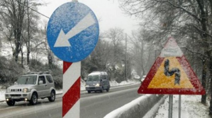 Διακοπή της κυκλοφορίας στη λεωφόρο Πάρνηθος, λόγω χιονόπτωσης