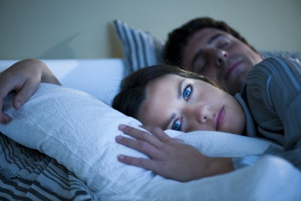 Τι μπορείτε να πάθετε αν κοιμάστε με ανοιχτό φως ή τηλεόραση