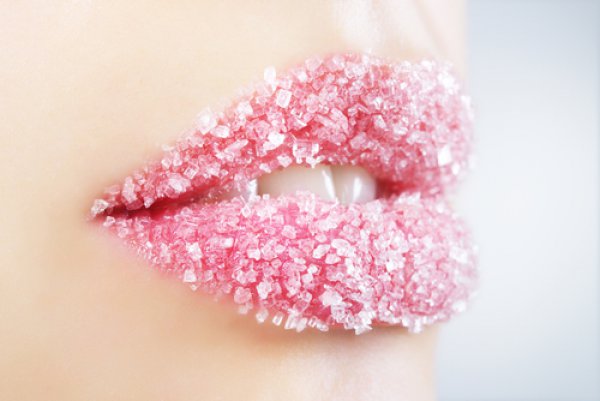 Σκασμένα χείλη: 2 φυσικές συνταγές για βαθιά ενυδάτωση