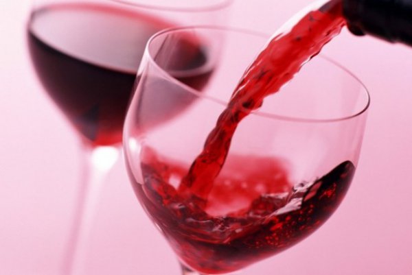 Το κόκκινο κρασί περιέχει ουσίες που μπορεί να βοηθούν στην πρόληψη της στυτικής δυσλειτουργίας