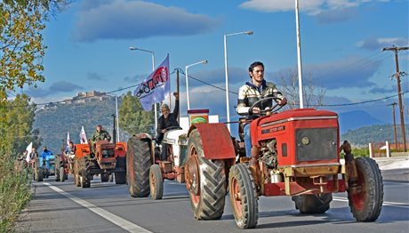 «Κόβεται» στα δύο η Ελλάδα – Μπλόκο στα Τέμπη από τους αγρότες