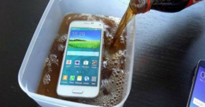 Έβαλε το Samsung S6 για 2 λεπτά μέσα σε Coca Cola. Δες τι έγινε!!!-ΒΙΝΤΕΟ
