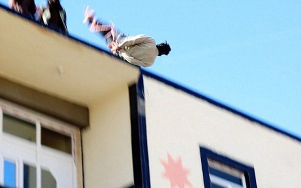 Νέα θηριωδία από το ISIS: Πέταξε άνδρα από την ταράτσα κτηρίου (ΦΩΤΟ)