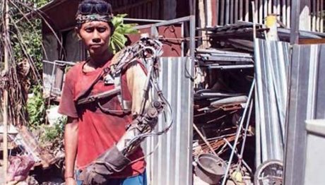 Αυτός ο άνδρας από την Ινδονησία ισχυρίζεται πως έφτιαξε μόνος του βιονικό χέρι! (video – photos)