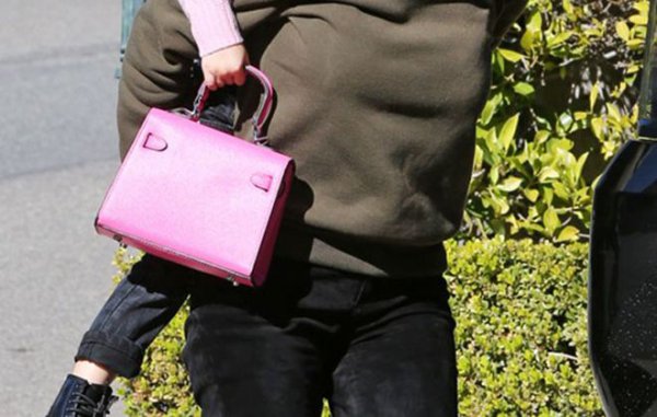Προκαλεί η εικόνα: Η 3χρονη κόρη διάσημης με τσάντα χιλιάδων ευρώ στα χέρια της (φωτό)