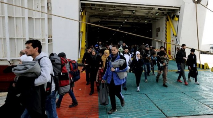 Χωρίς τέλος οι αφίξεις μεταναστών στον Πειραιά: Άλλοι 1.700 έφτασαν τη Δευτέρα