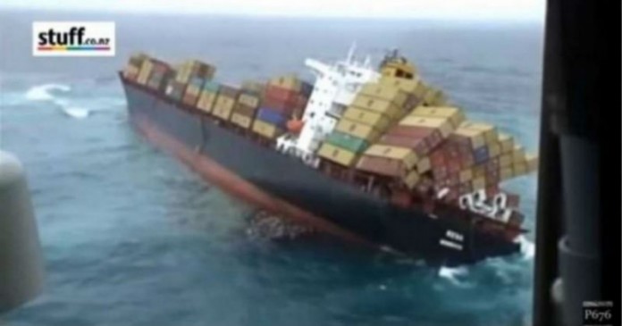Δείτε την σοκαριστική στιγμή όπου ένα εμπορικό πλοίο αναποδογυρίζει μέσα στη θάλασσα (video)