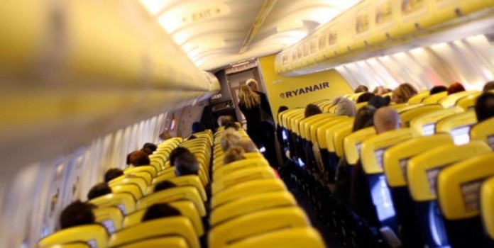 Αεροσυνοδός «καθησυχάζει» τους επιβάτες «Καθυστερούμε γιατί δεν θέλουμε να πεθάνουμε» [video]