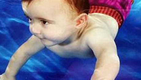 3χρονο κοριτσάκι δεν μπορεί να περπατήσει αλλά κολυμπάει- Πάσχει από σπάνια πάθηση (photos)