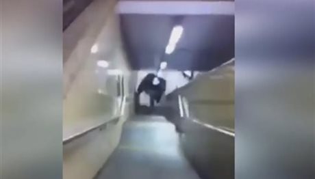 Γιόρτασαν την Πρωτοχρονιά… ρίχνοντας ένα ΙΧ στις σκάλες του μετρό (video)
