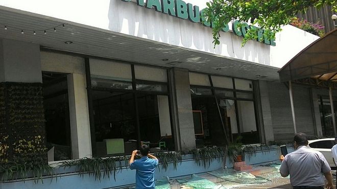 Μπαράζ εκρήξεων και πυροβολισμών στο κέντρο της Τζακάρτα