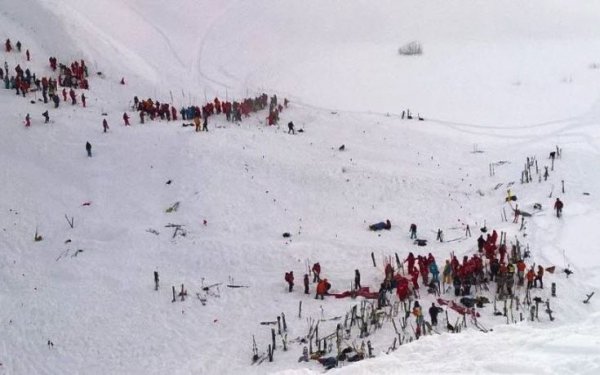 Χιονοστιβάδα «έθαψε» 10 μαθητές κι έναν καθηγητή στις Άλπεις
