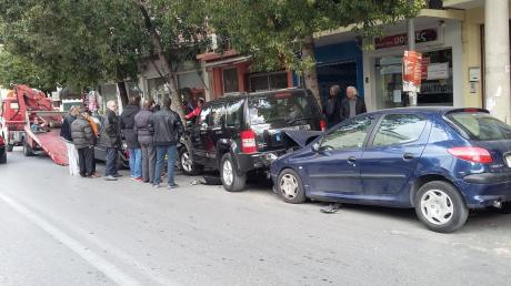 Πάτρα: Καραμπόλα με 4 αυτοκίνητα στην Γούναρη – Από θαύμα σώθηκε οδηγός