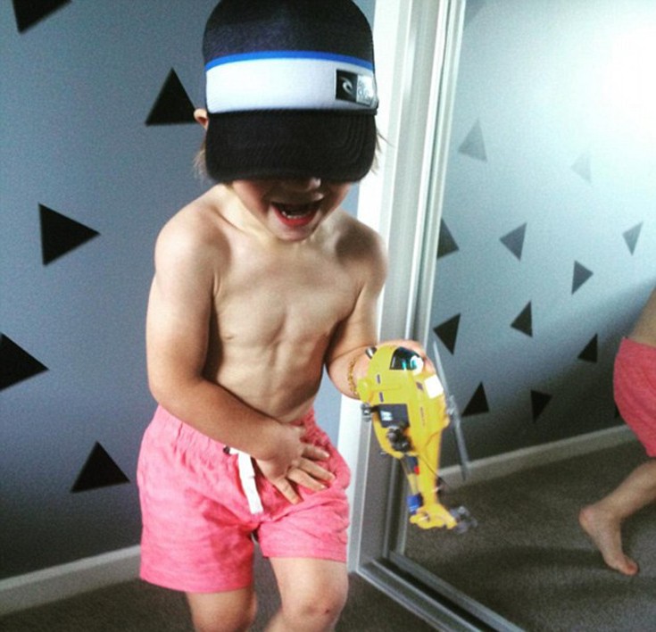 Ο 3χρονος με τους κοιλιακούς που σαρώνει το Instagram