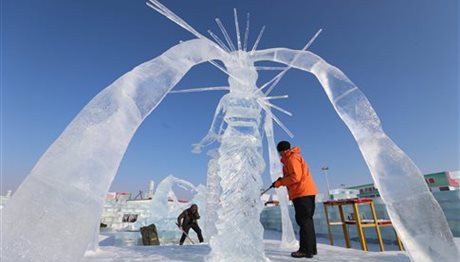 Εντυπωσιακά γλυπτά από πάγο στην Κίνα (photos)