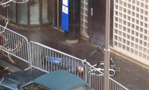 Συναγερμός στο Παρίσι-Νεκρός άντρας που επιχείρησε να εισβάλει σε αστυνομικό τμήμα ζωσμένος με εκρηκτικά
