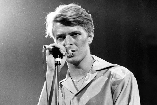 Γιατί ο David Bowie κυκλοφορούσε κρατώντας μια ελληνική εφημερίδα!