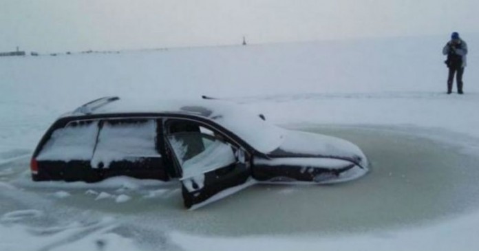 Απίστευτο! Έπεσε το αυτοκίνητο του μέσα στον πάγο και δειτε τι επαθε το αμαξι..!!!!