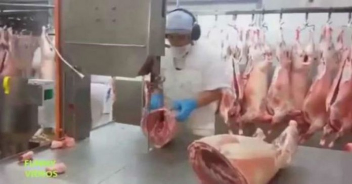 Αυτός ο κρεοπώλης έχει φτάσει σε άλλο επίπεδο το κόψιμο ενός κρέατος. (Βίντεο)