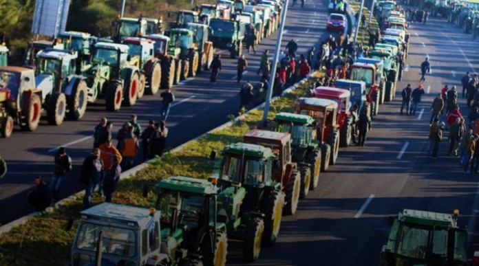 Παραμένουν στα μπλόκα οι αγρότες – Από Τρίτη θα αποφασίσουν αν θα δουν τον Τσίπρα