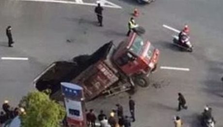 Κίνα: Άνοιξε η άσφαλτος και «κατάπιε» υπερφορτωμένο φορτηγό (video)