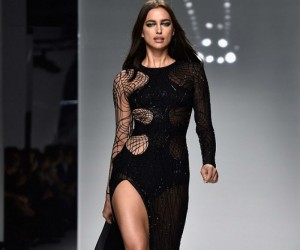 Η αποκαλυπτική εμφάνιση της Irina Shayk στην πασαρέλα του Versace!