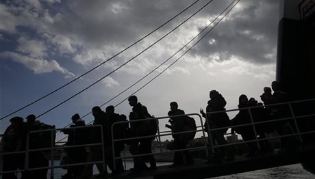 Τουλάχιστον 2.600 μετανάστες και πρόσφυγες στον Πειραιά