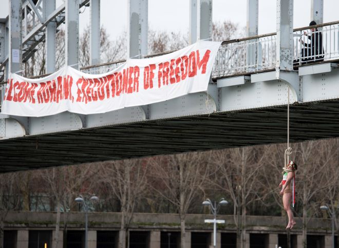 Ακτιβίστριες της Femen «απαγχονίστηκαν» λόγω Ροχανί