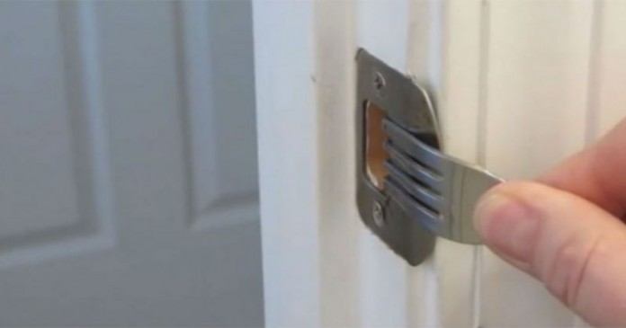 Δείτε πως μπορείτε να κλειδώσετε οποιαδήποτε πόρτα μ’ ένα πιρούνι (Video)