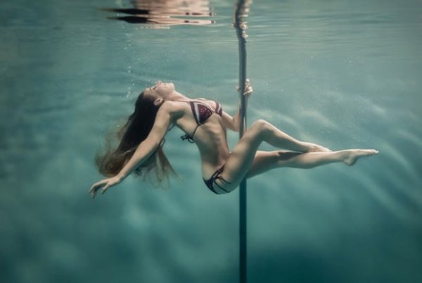 Pole dancing κάτω από το νερό