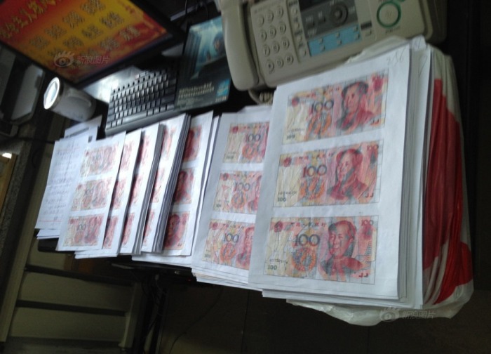 Ένα ζευγάρι από την Κίνα ξόδεψε μήνες συναρμολογώντας 21.000$ κομμένων χαρτονομισμάτων.