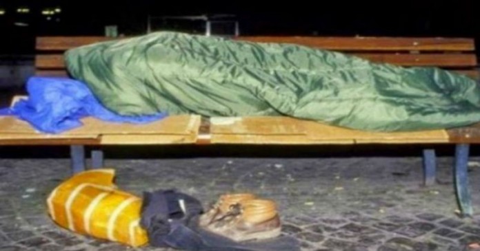 ΘΑ ΠΑΘΕΤΕ ΣΟΚ! Δείτε ποιος πασίγνωστος διάσημος κοιμάται πλέον στα παγκάκια!