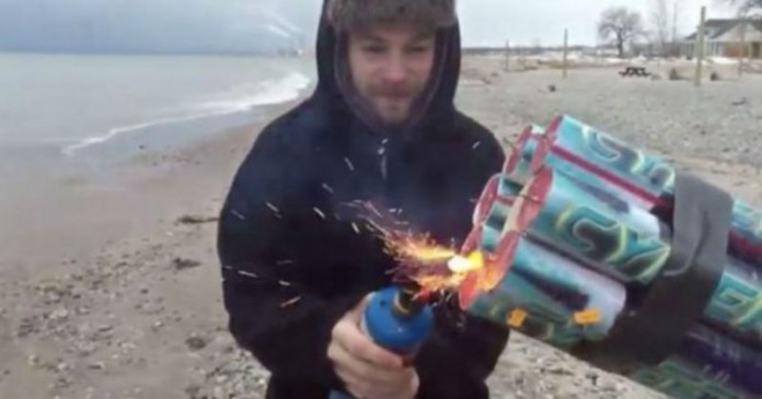 Δημιούργησε ένα κανόνι από πυροτεχνήματα δεμένο σε έναν σωλήνα PVC. (Βίντεο)