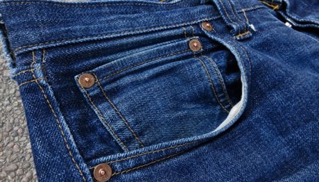 Σε τι χρησιμεύει η πολύ μικρή πλαϊνή τσέπη που έχουν τα τζιν παντελόνια;
