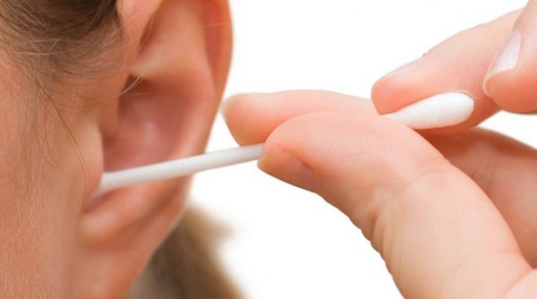 Γιατί ο καθαρισμός των αυτιών με μπατονέτες είναι μία πολύ επικίνδυνη συνήθεια;