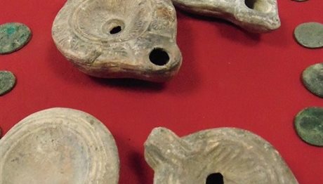 Θεσσαλονίκη: Αρχαιοκάπηλοι με 260 αρχαία νομίσματα και 4… λυχνάρια (ΦΩΤΟ)