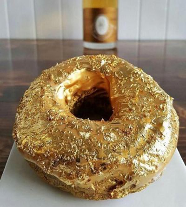 Εστιατόριο της Νέας Υόρκης δημιούργησε χρυσό ντόνατ αξίας $ 100 με σαμπάνια