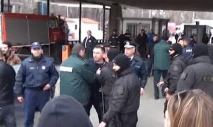 Βούλγαρος οδηγός πούλησε μαγκιά στον Προμαχώνα σε μπλόκο αλλά…. Η Συνέχεια στο video!