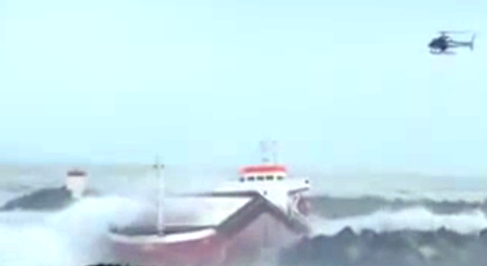 ΒΙΝΤΕΟ ΣΟΚ: Πλοίο σπάει στη μέση ενώ παλεύει με τεράστια κύματα