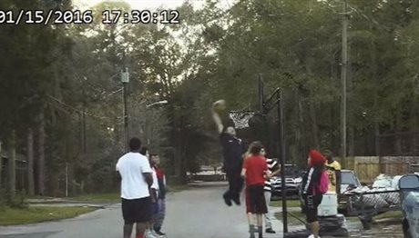 ΗΠΑ: Επική αντίδραση αστυνομικού σε καταγγελία για παιδιά που κάνουν φασαρία παίζοντας μπάσκετ (video)